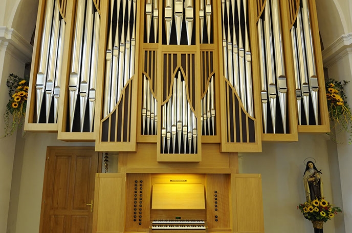 Orgel mit Orgelpfeifen