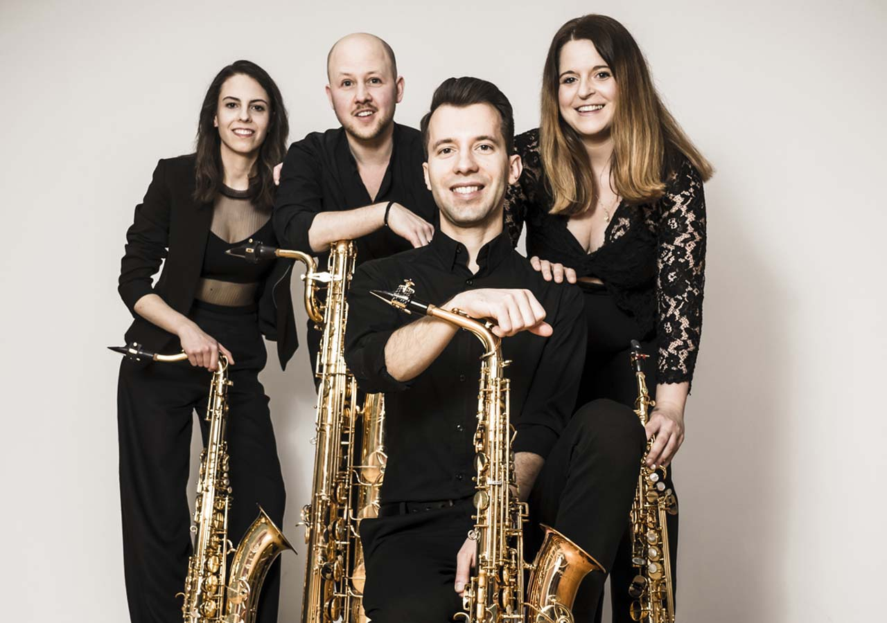 4 Musiker mit Instrumenten