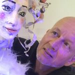Mann mit einer Handpuppe