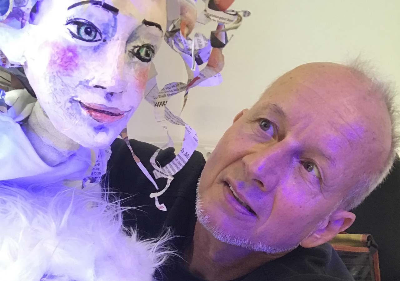 Mann mit einer Handpuppe