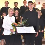 Ensemble mit Frau und Mann im Vordergrund