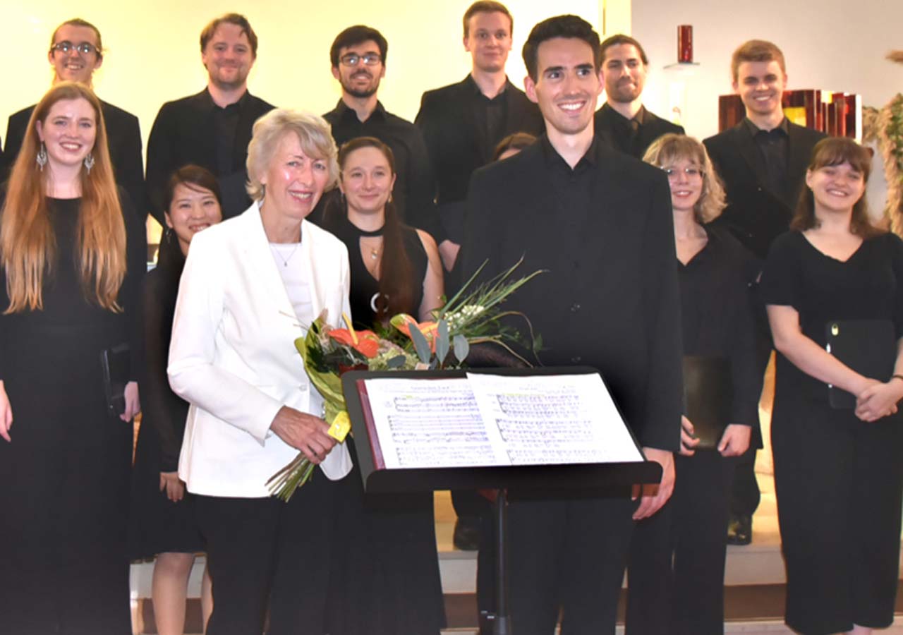 Ensemble mit Frau und Mann im Vordergrund