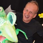 1 Mann mit 2 Handpuppen