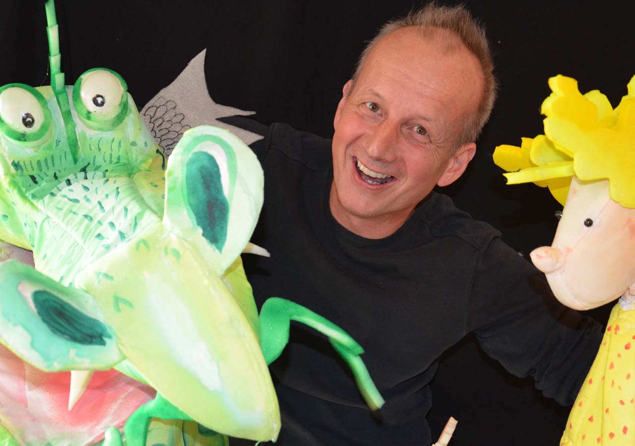 1 Mann mit 2 Handpuppen